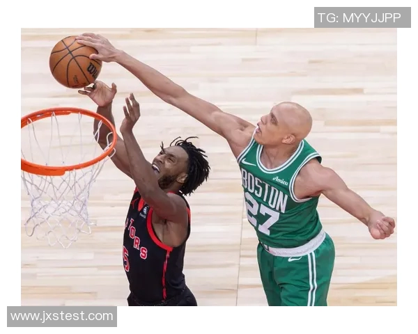 2019年快船与猛龙赛后温情拥抱展现体育精神与友谊的美好瞬间